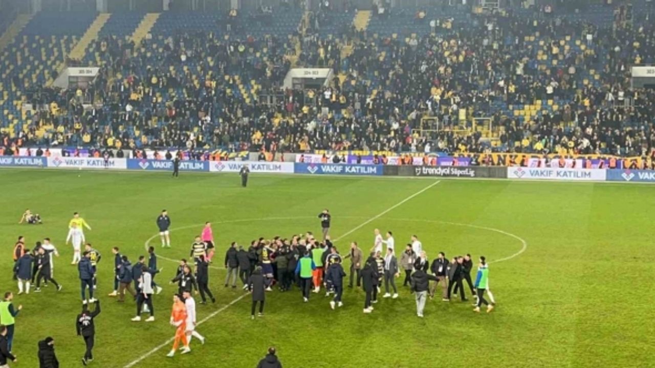 Hakem Halil Umut Meler’e saha içerisinde yumruk atıldı