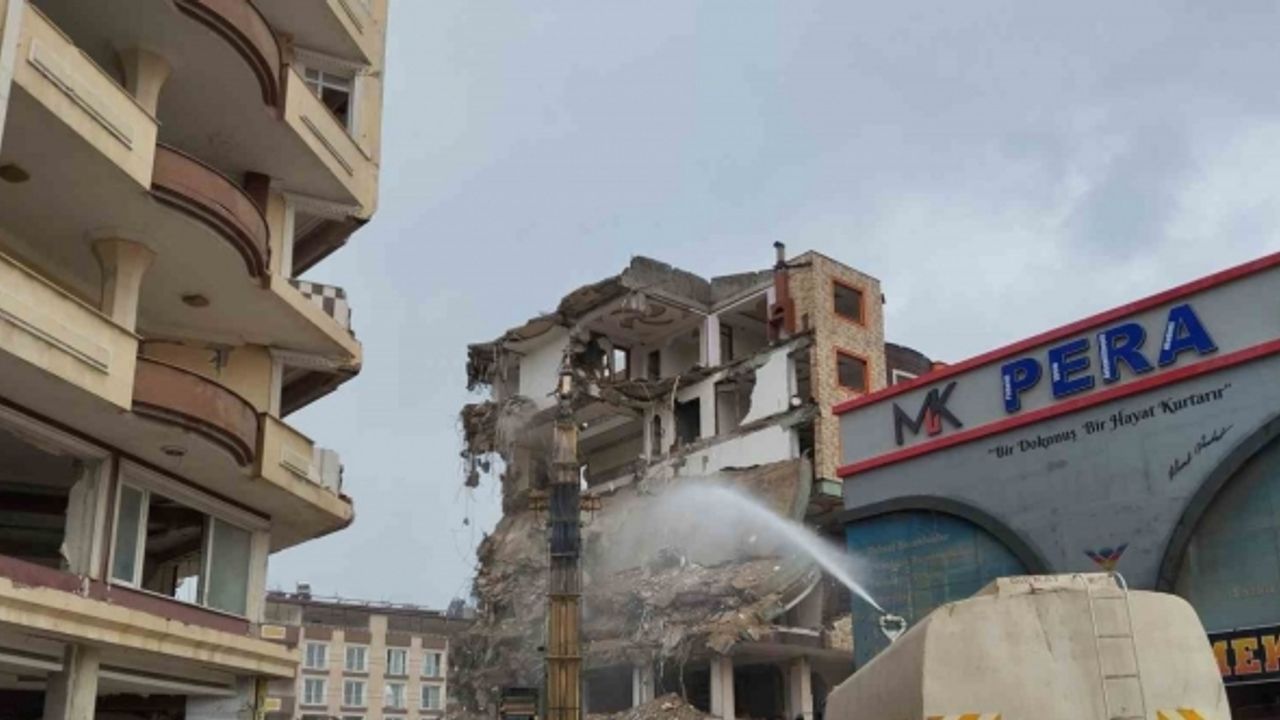 Hatay’da ağır hasarlı binaların yıkımı 19 mahallede sürüyor