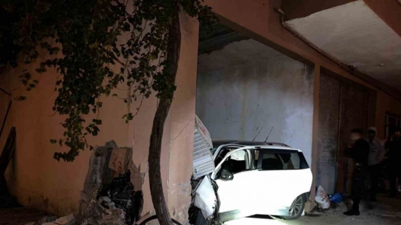Hızını alamayan otomobil evin deposuna daldı: 1 yaralı