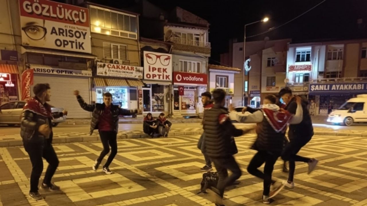 Hızını almayan asker adayları eğlenceye ilçe meydanında devam etti