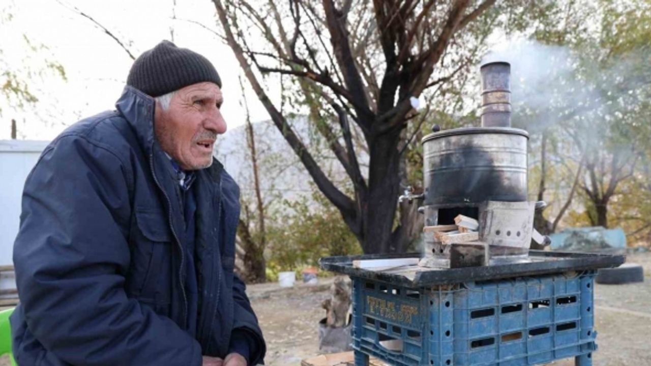 İçinde yaşadığı ve iş yeri olduğu barakası yandı, 75 yaşında zor durumda kaldı