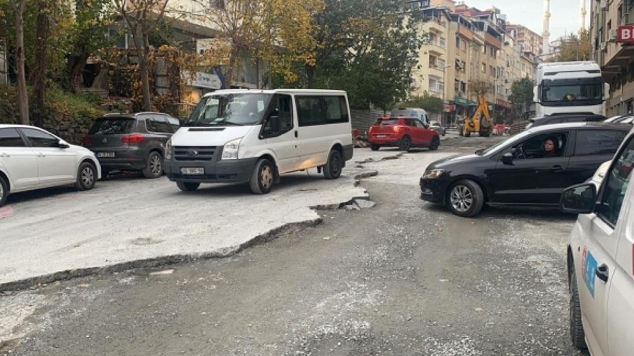 İstanbul’un göbeğinde çağ dışı görüntüler: "Yollar tarlaya döndü, iş yerlerini su ve lağım bastı"