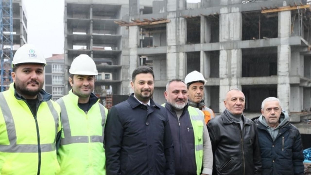 Kağıthane Belediye Başkanı Öztekin, kentsel dönüşüm projesindeki Hizmet Sitesi’ni gezdi