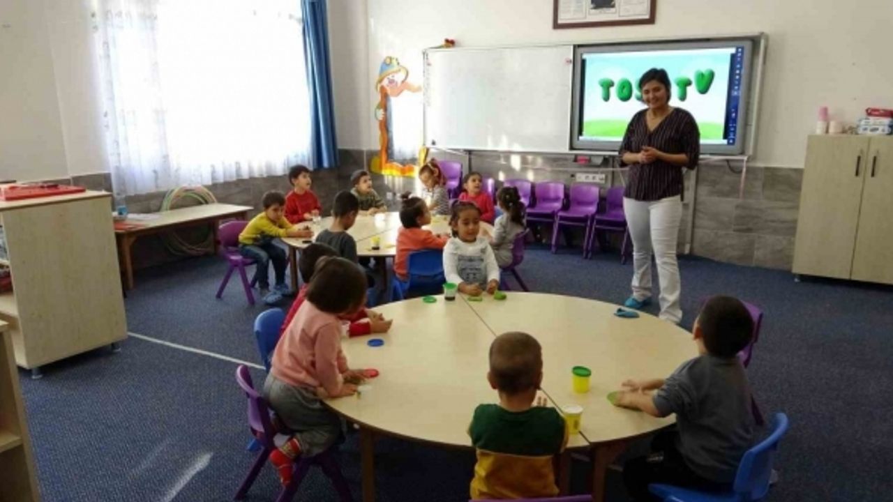 Kanseri yenen Ayşegül öğretmen 2 yıl sonra öğrencilerine kavuştu, okul bayram yerine döndü