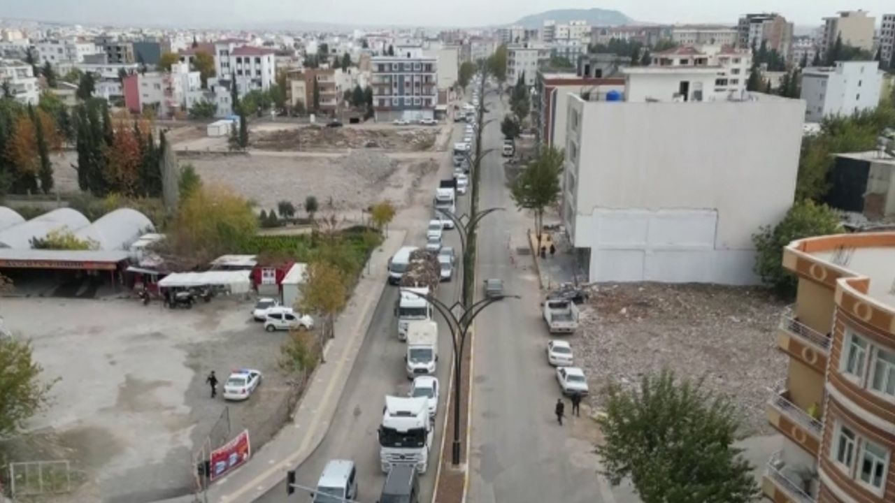 Kara yoluna yıkılan bina trafik yoğunluğuna neden oldu