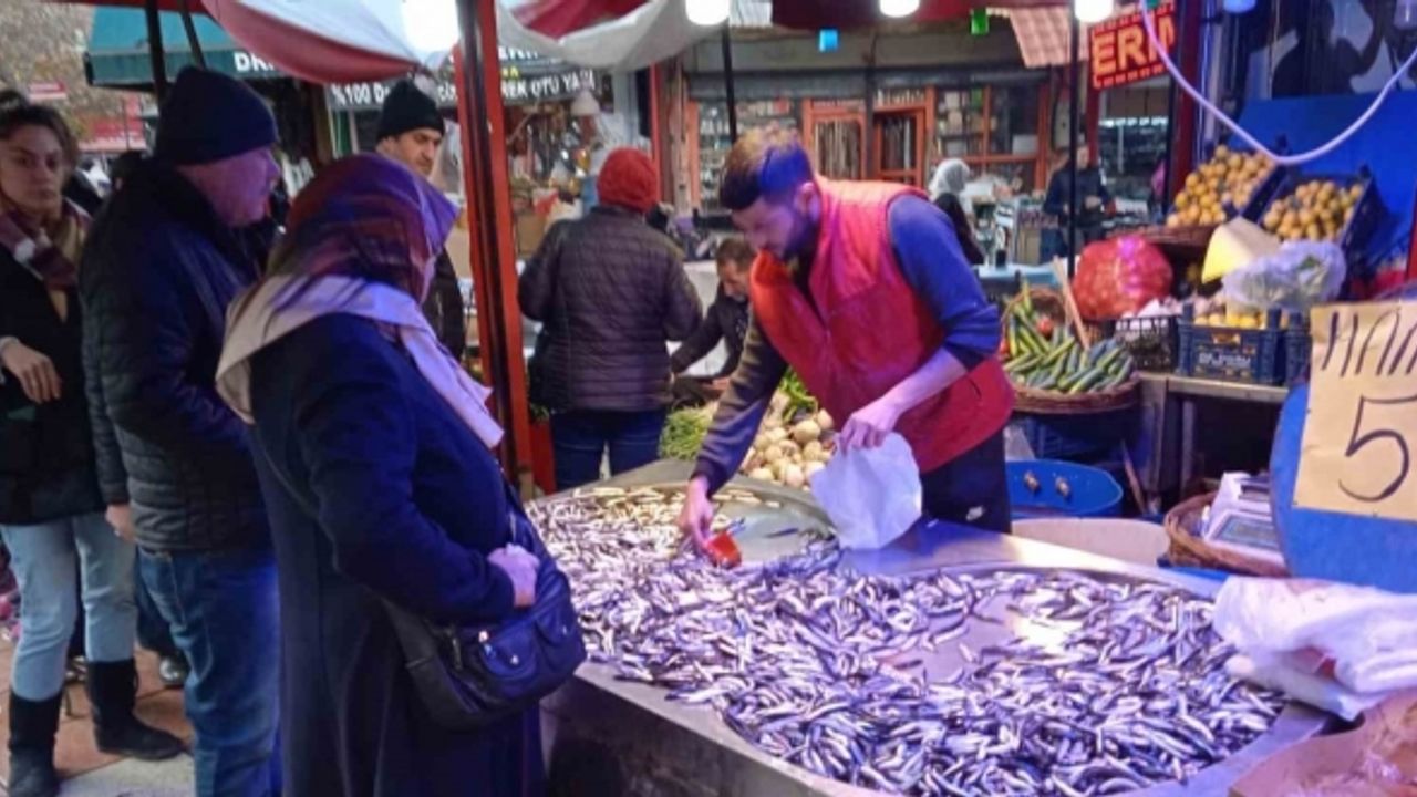 Kilosu 50 liradan satılan hamsi için kuyruk oluşturdular