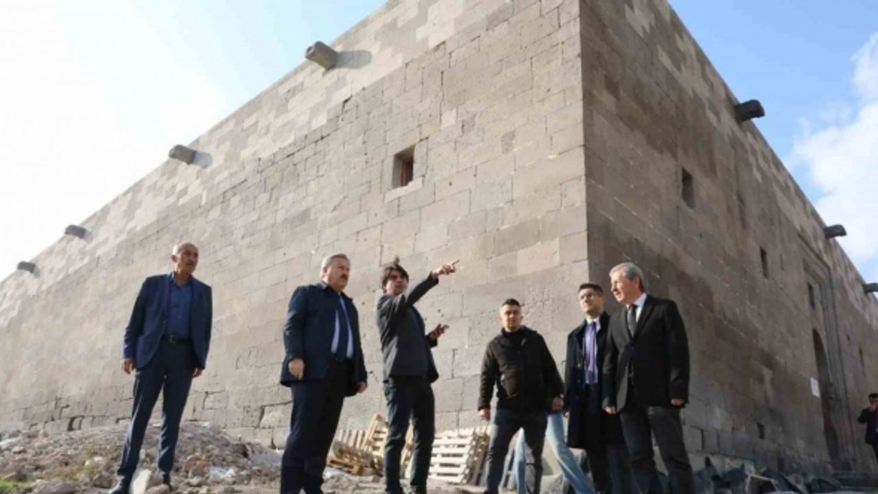 Köşk Medrese hizmete girmek için gün sayıyor