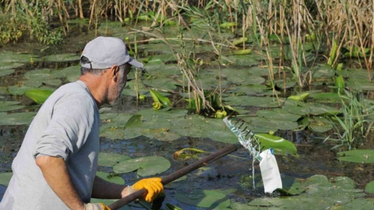 Kozan Belediyesi, izci öğrencilerle birlikte bir kamyonet çöp topladı