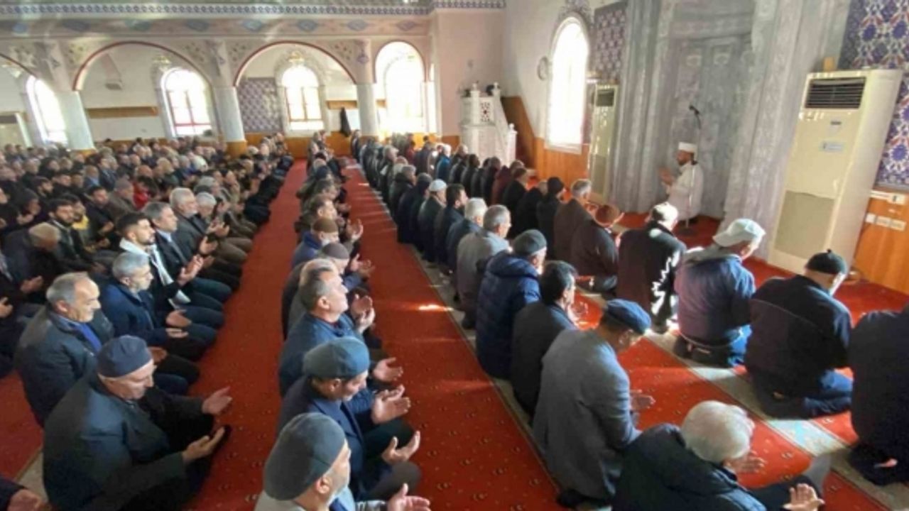 Kulu’da camilerde Filistin için dua edildi