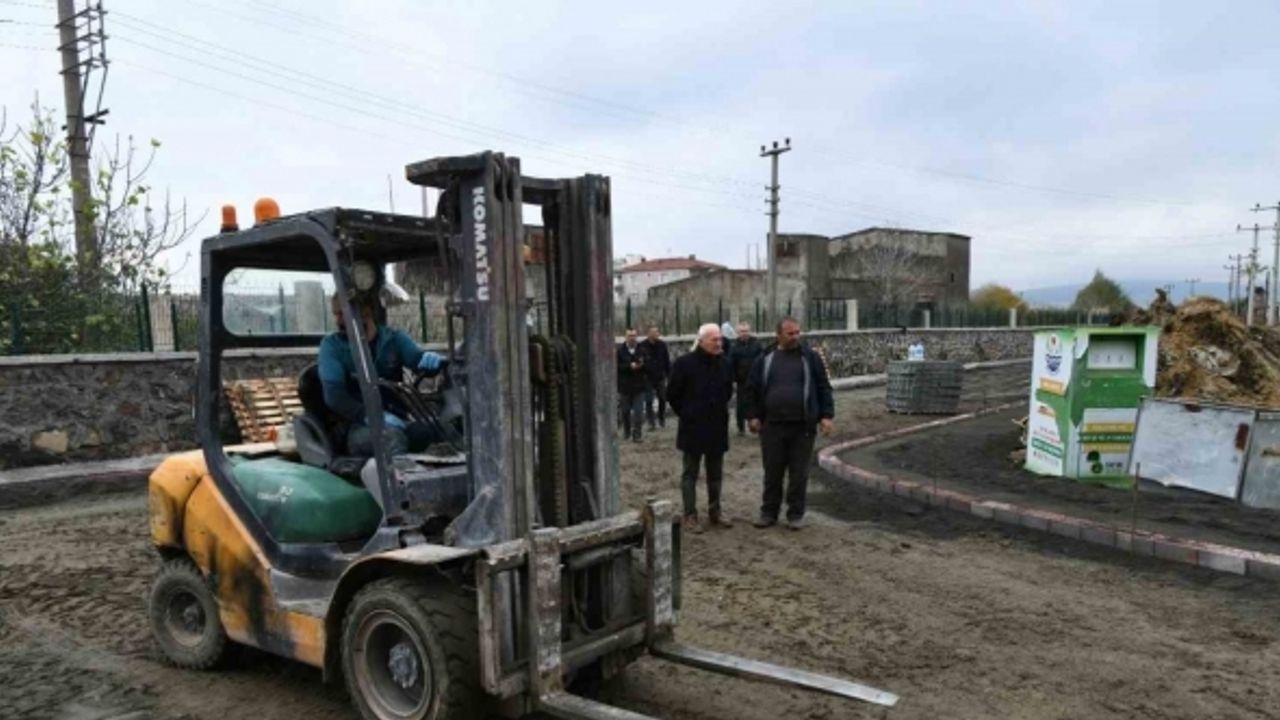 Lapseki’de parke taş döşemesi hızla devam ediyor