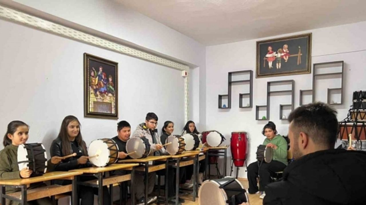 Lise öğrencileri özel öğrencilerle temizlik yapıp oyunlar oynadı