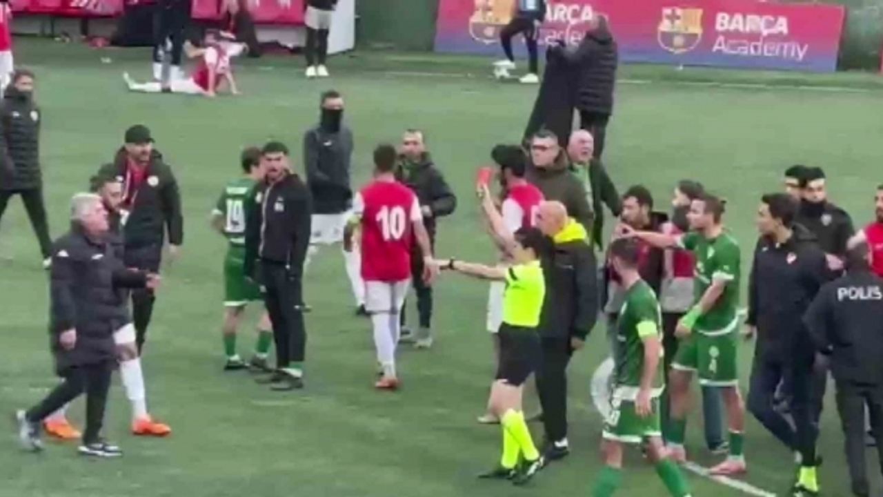 Maltepe’de faul kararı bekleyen futbolcular ve hakem arasında gerginlik