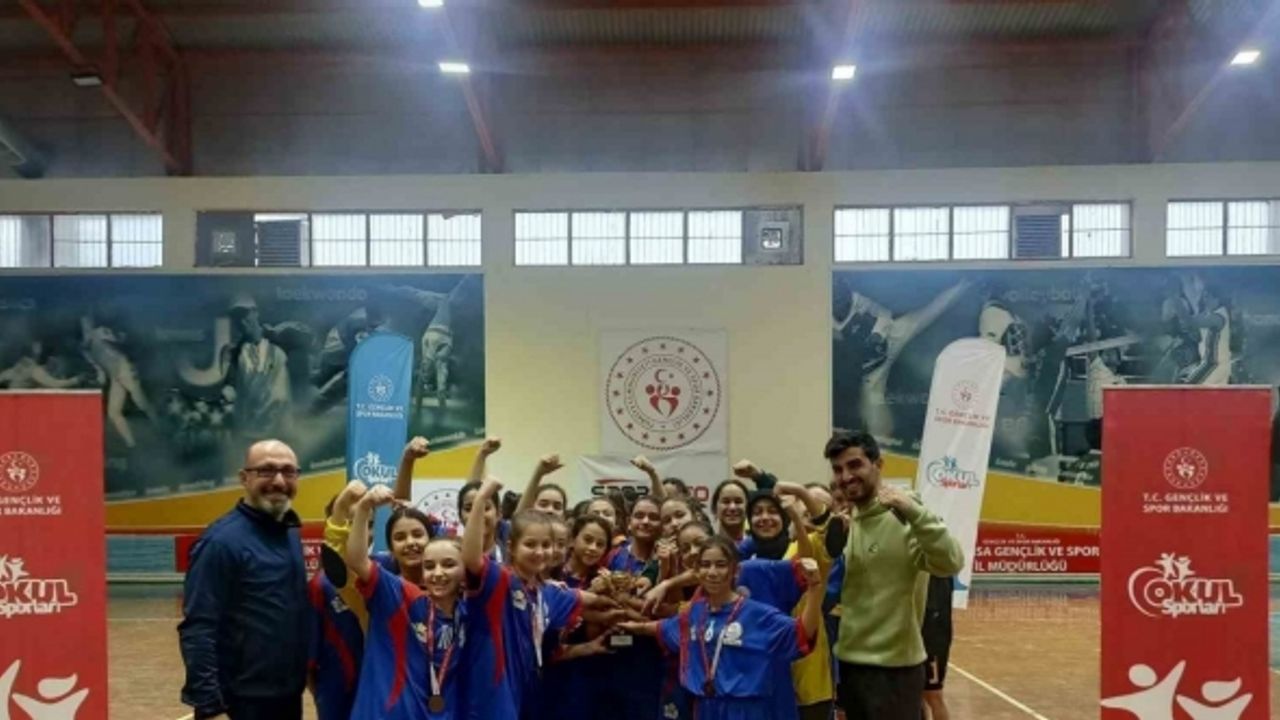 Manisa’da okul sporları küçükler hentbol müsabakaları sona erdi