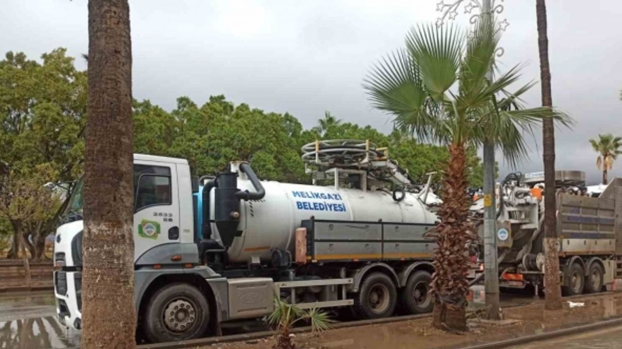 Melikgazi, tüm imkânları ile İskenderun’da sel temizlik çalışmalarına destek oldu