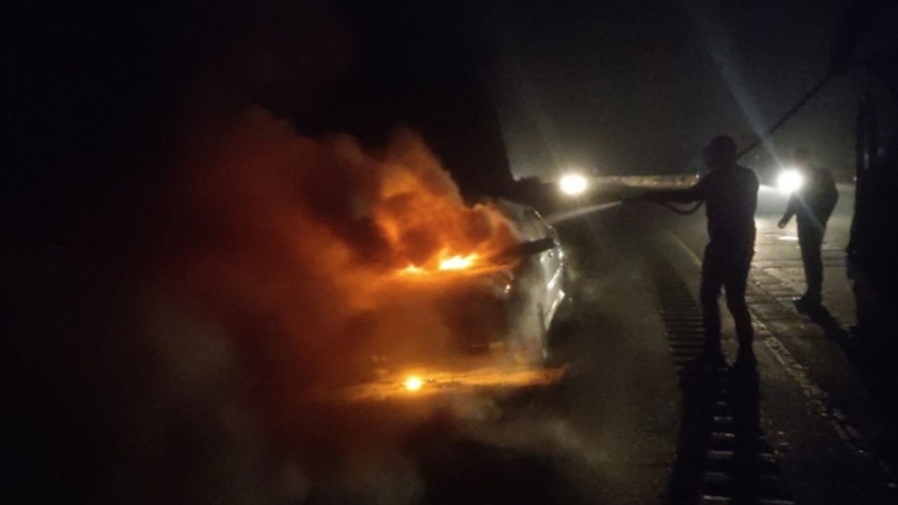 Motor kısmı yanmaya başlayan araç alev topuna döndü