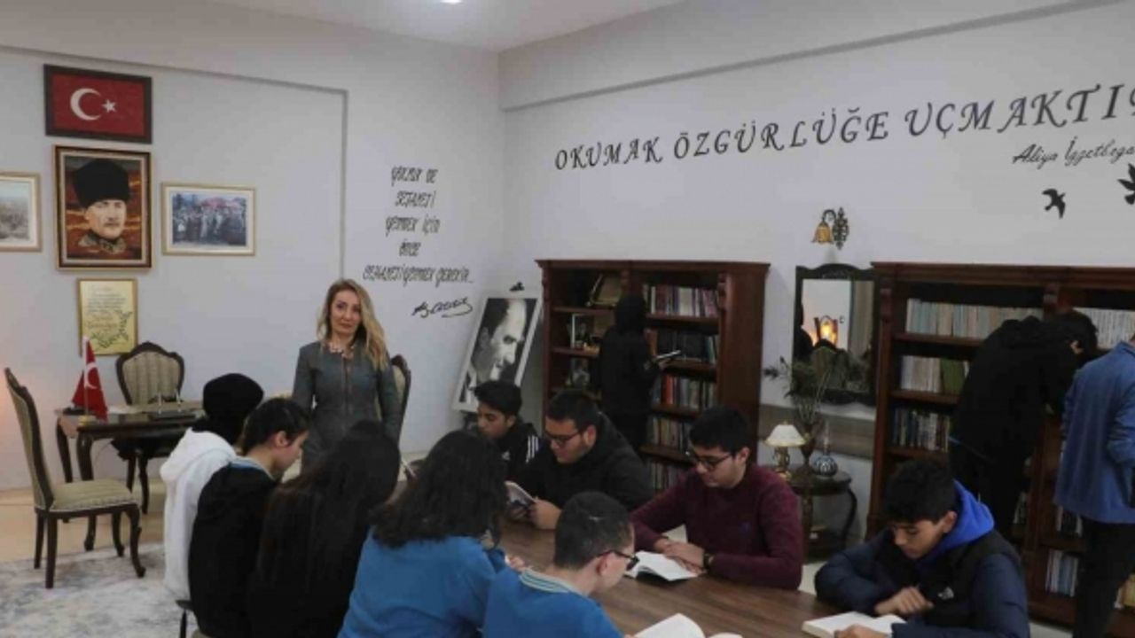 Öğrenciler, deprem sonrası süreci kitap okuyarak atlatıyor