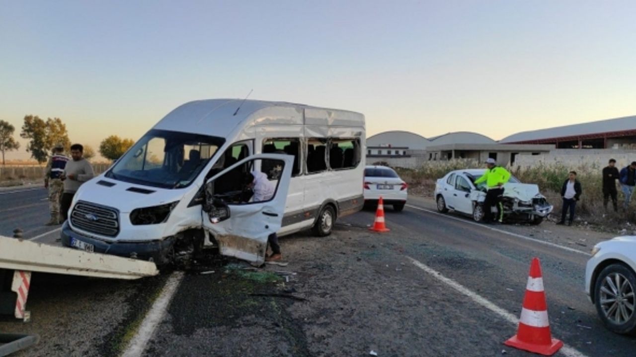 Öğretmenleri taşıyan servis minibüsü kaza yaptı: 15 yaralı