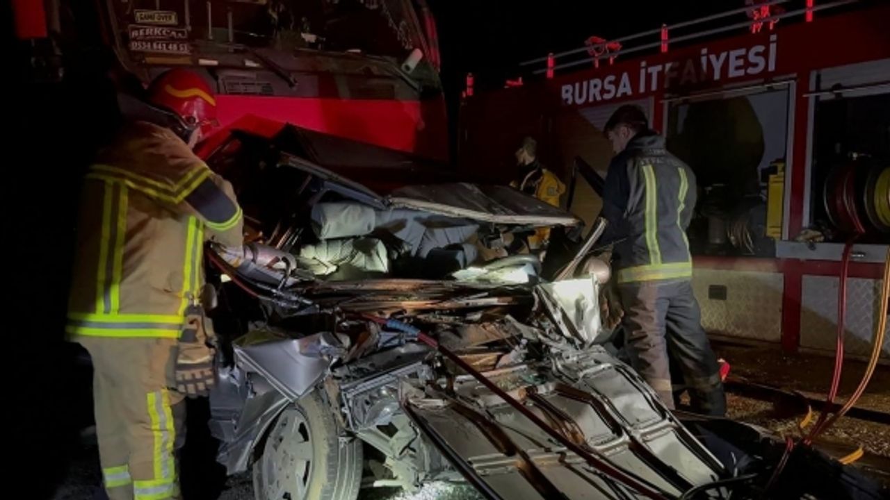 Otomobil iki tırın arasında sıkıştı: 1 ölü, 1 yaralı
