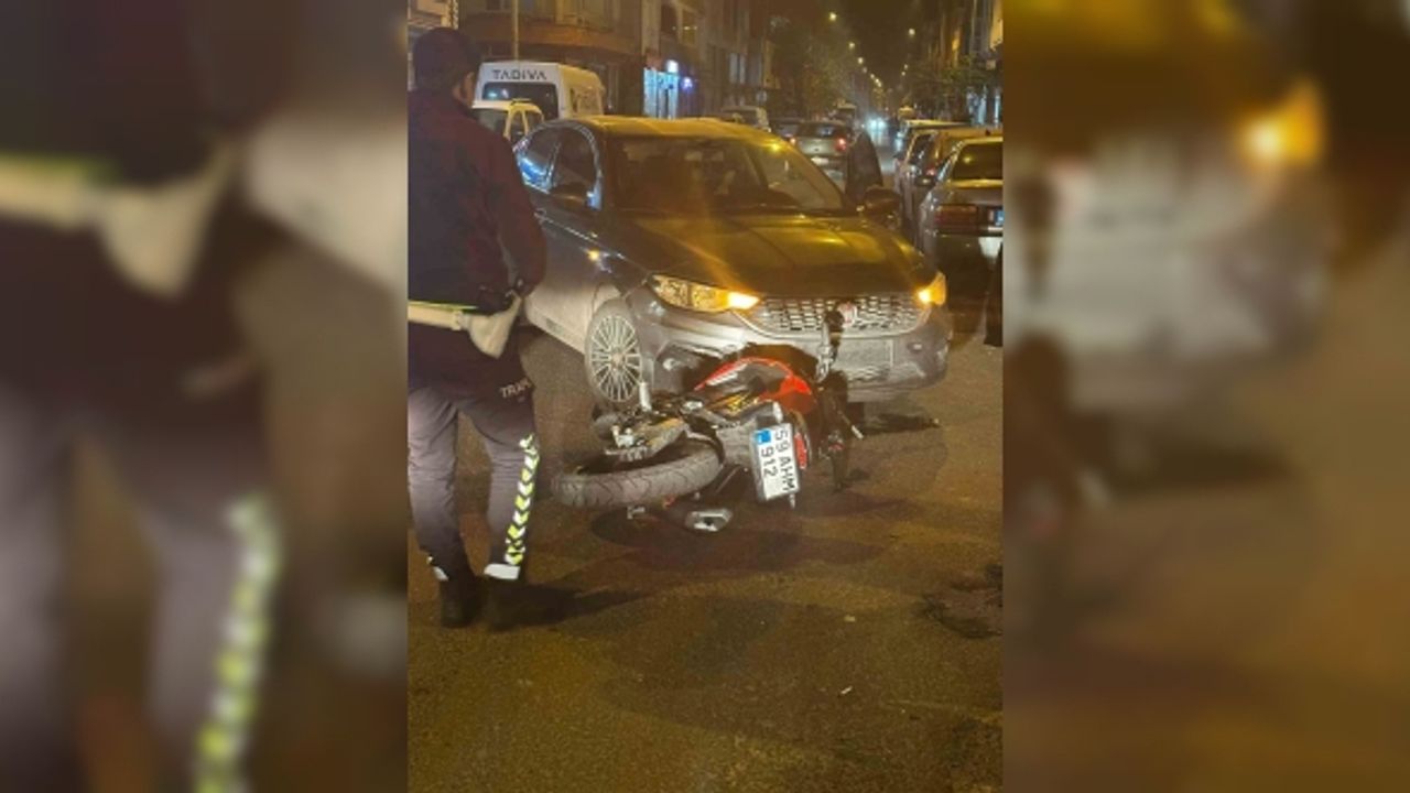 Otomobil ile motosiklet çarpıştı: Kaza anı kameralara yansıdı