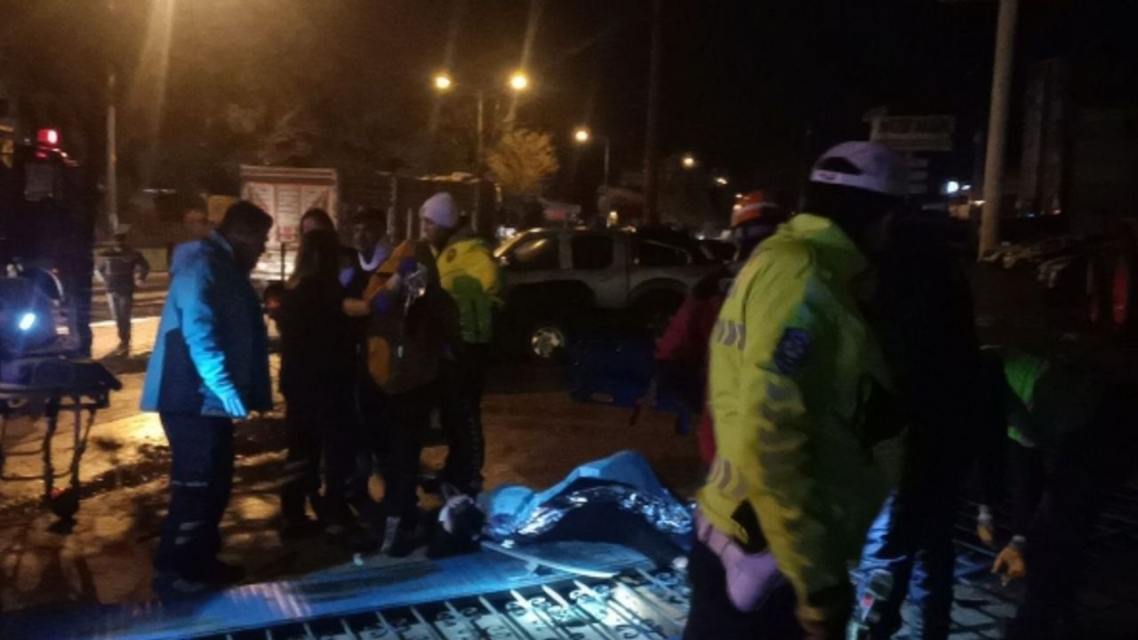 Otomobil, traktör bayisine girdi, araçtan fırlayan kadının ayağı kapıya sıkıştı: 2 yaralı