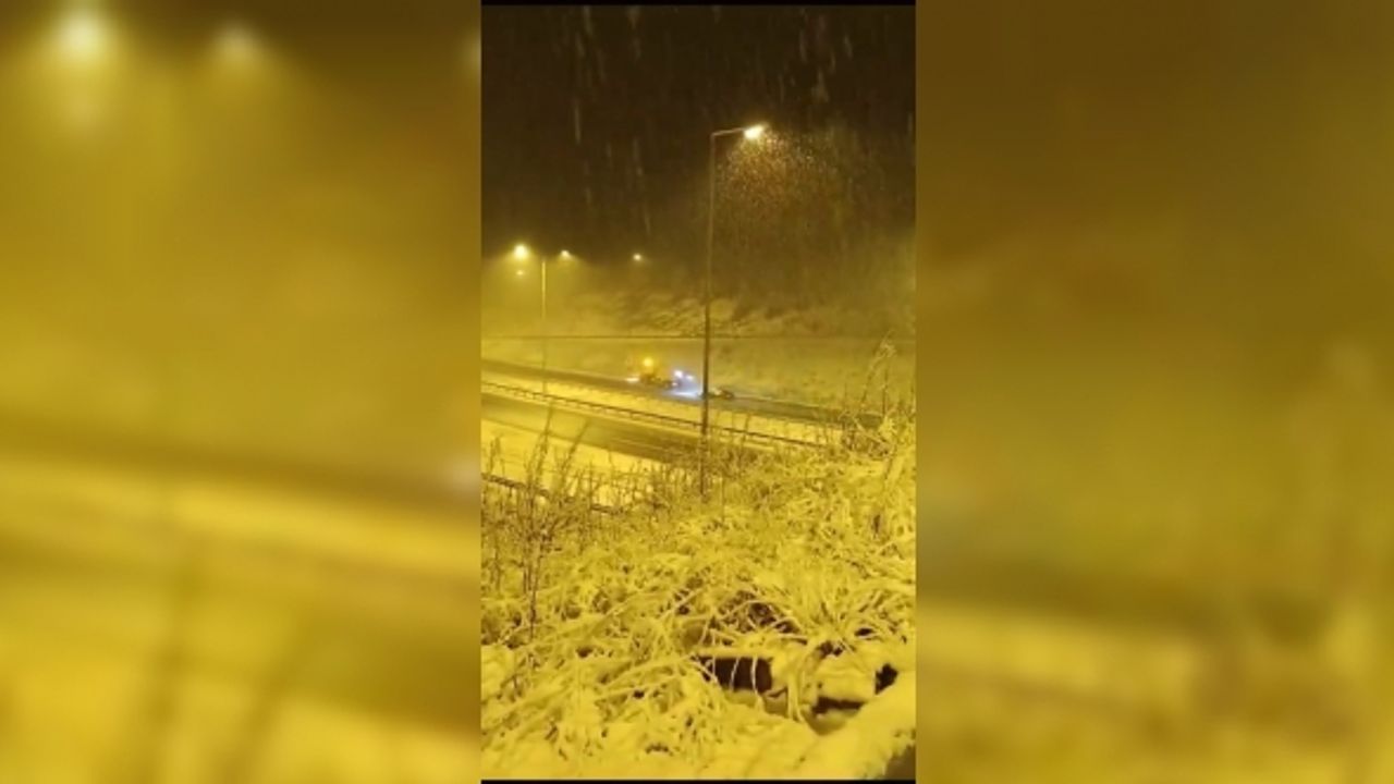 Otoyolun Bolu-Ankara sınırında kar yağışı etkili oluyor