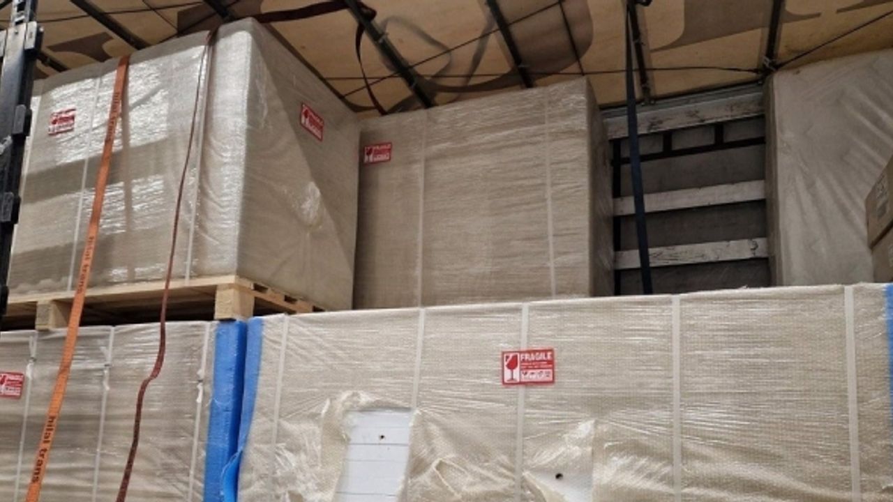 Panel kapılara gizlenen 72 bin 700 kutu sigara yakalandı