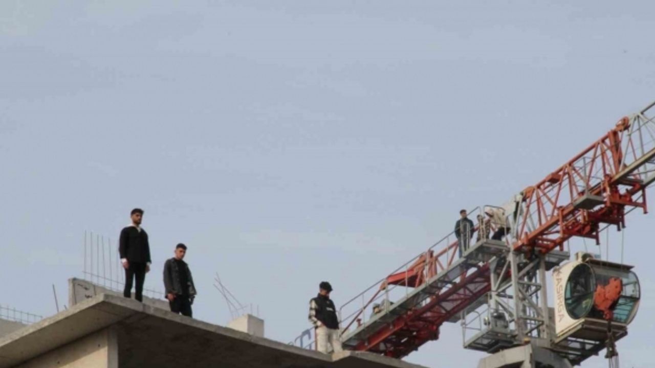 Paralarını alamayınca intihara kalkışan işçiler ekiplerin 2 saat süren çabasıyla ikna edildi