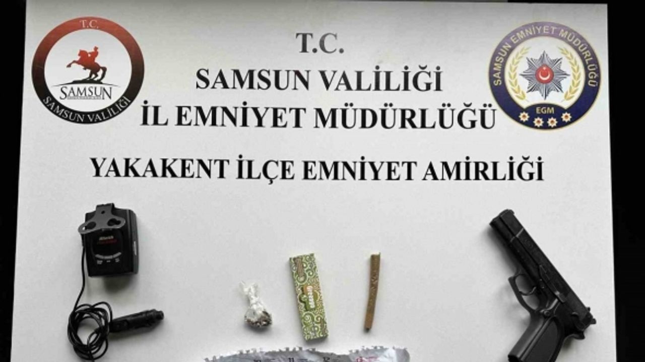 Polis şüpheli araçlarda radar tespit cihazı ve uyuşturucu ele geçirdi