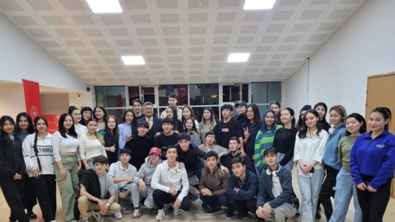 Rektör Kızıltoprak, Kazak öğrencilerle bir araya geldi