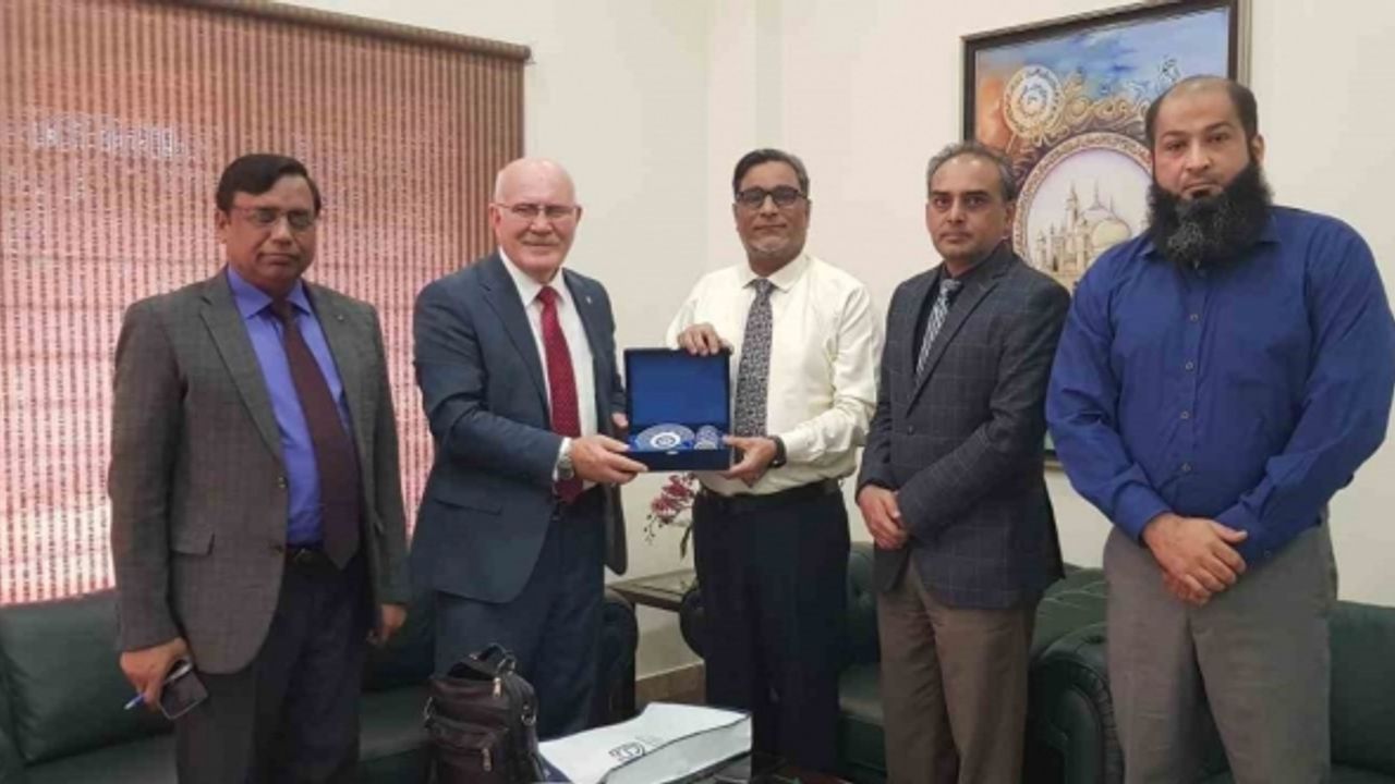 Rektör Savaş, Pakistan’daki kongreye özel davetli olarak katıldı