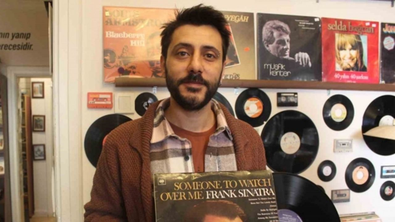 Sahaf dükkanında müzik tutkunlarına eski dönemleri yaşatıyor