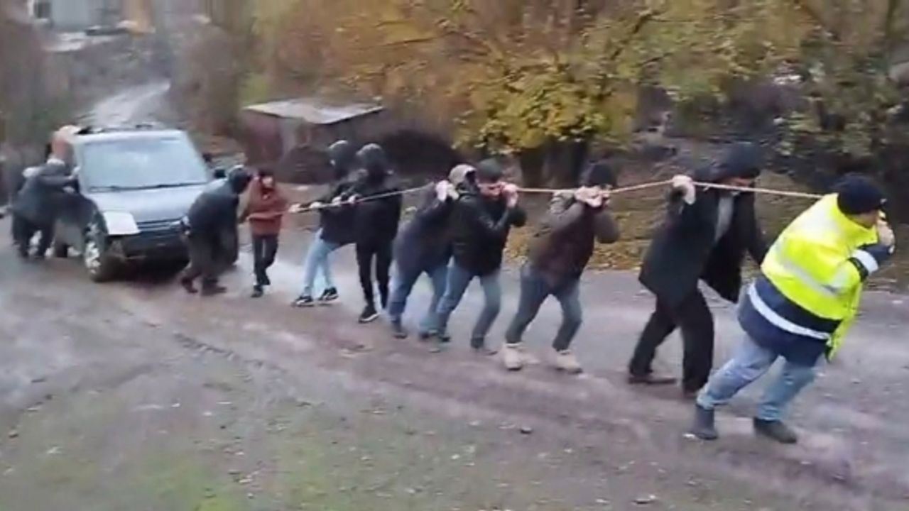 Şarampole yuvarlanan aracı 15 kişi 30 metreden halatla çekti