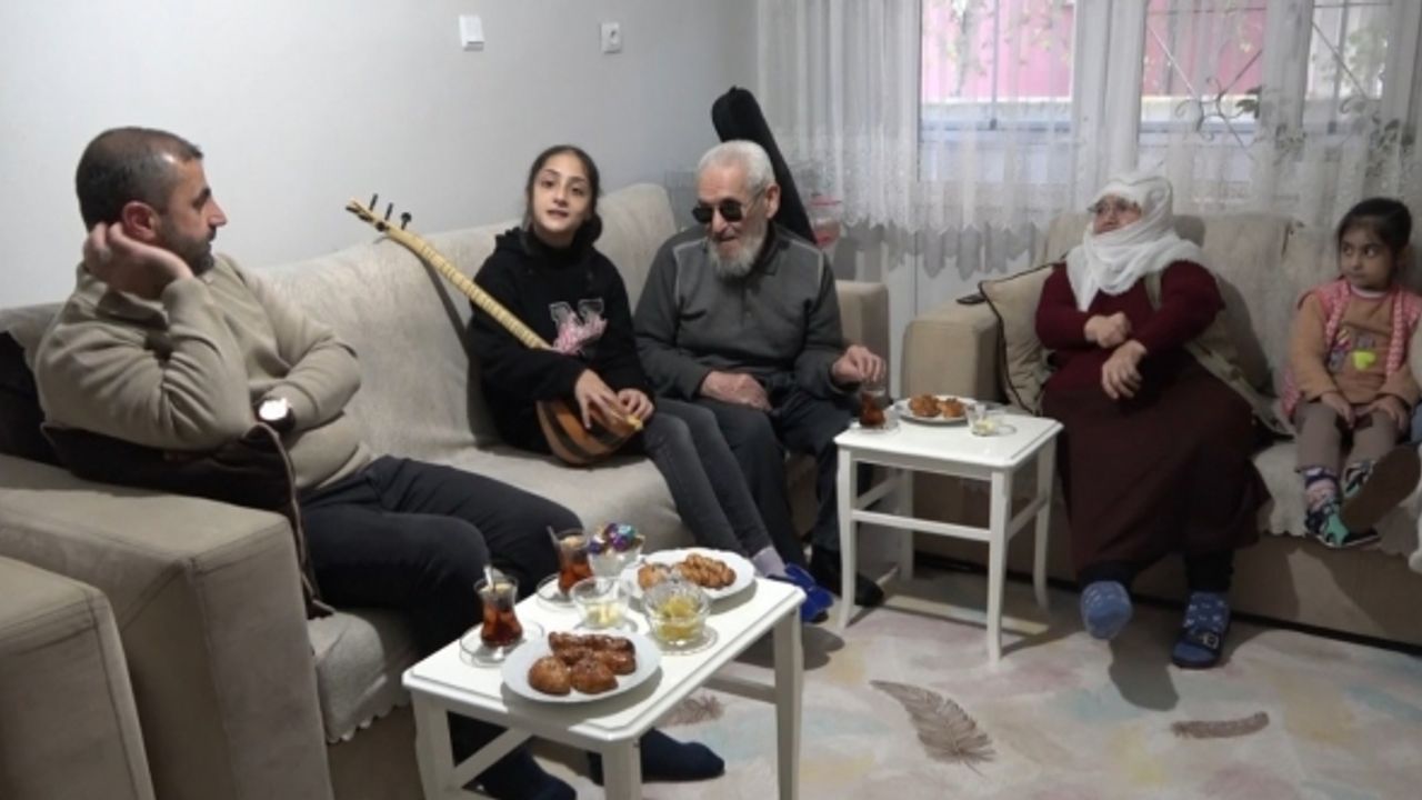 Âşık Veysel’den etkilenerek saz çalmaya başlayan görme engelli Âşık Ünver, sazı ile hayata tutundu