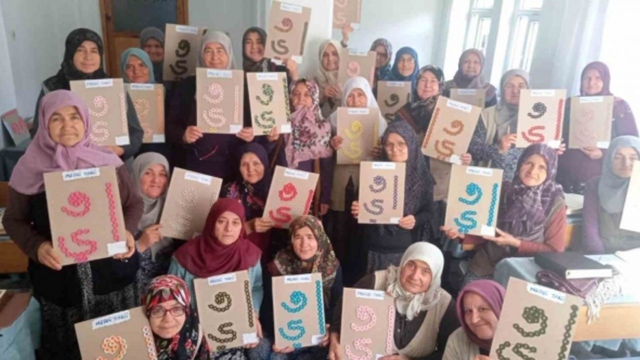 Simav’da Kur’an Kursunda tecvid kuralının harfleri örgü ile hazırlanıyor