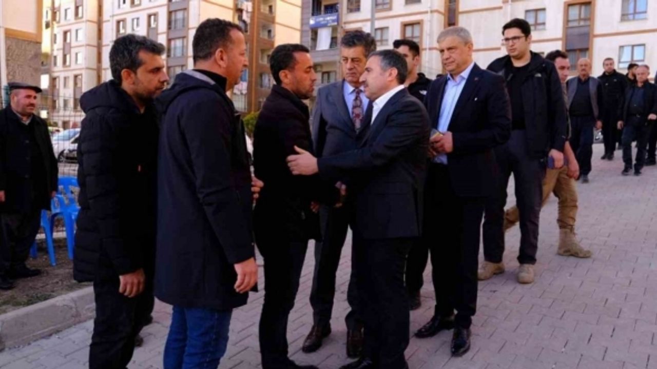 Şırnak Valisi Atay, yangında ölen çocuğun ailesine taziye ziyaretinde bulundu
