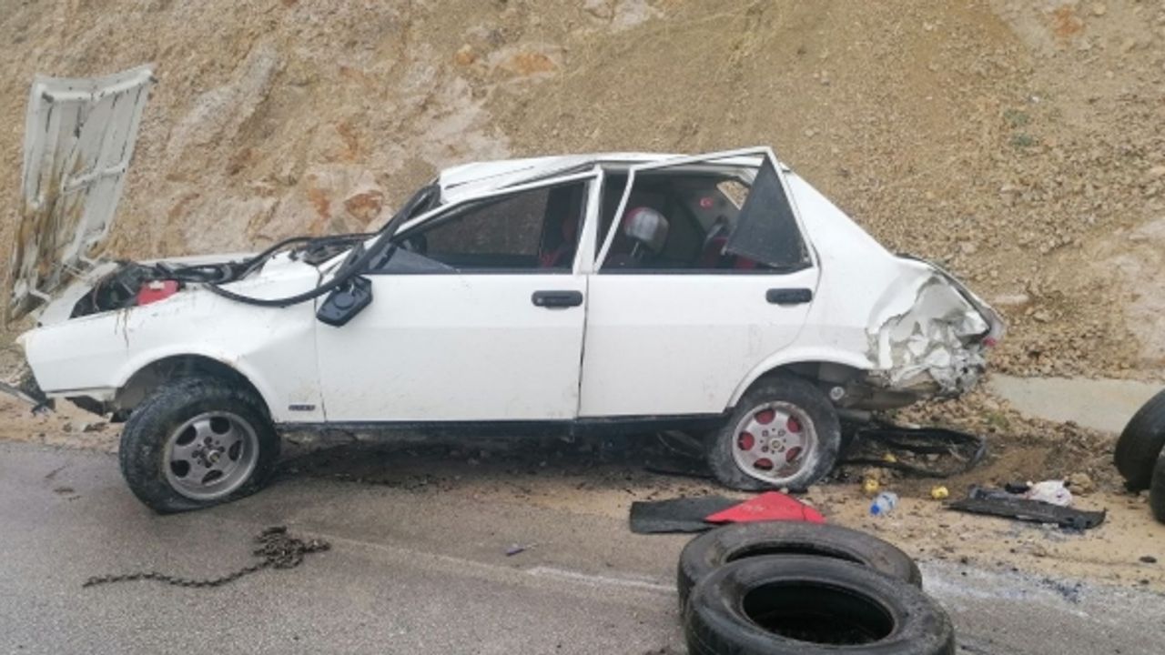 Takla atan otomobilde sürücü burnu bile kanamadan kurtuldu