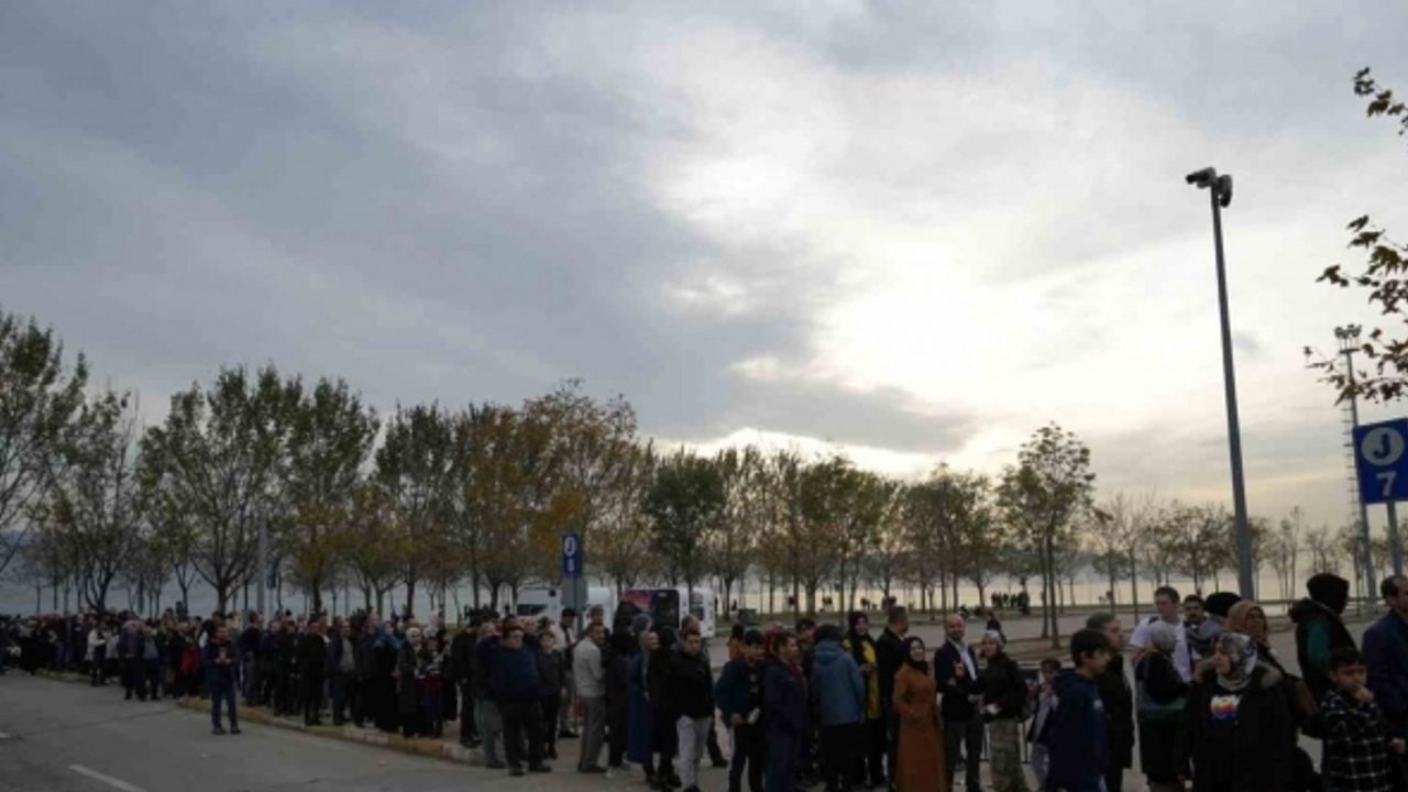 TCG Anadolu’ya 7’den 70’e ziyaretçi akını: Uzun kuyruk oluştu