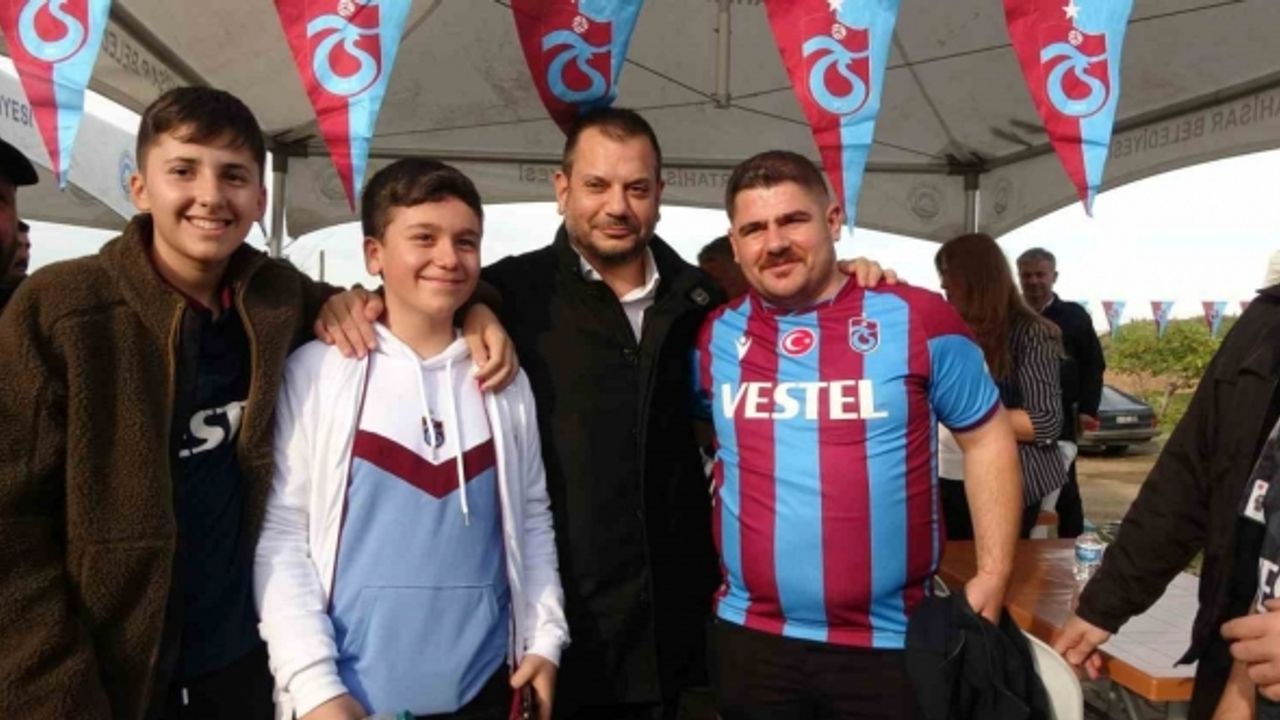 Trabzonspor Başkanı Ertuğrul Doğan, taraftarlara hamsi ikram etti