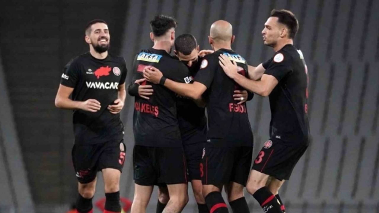 Trendyol Süper Lig: Fatih Karagümrük: 1 - İstanbulspor: 0 (İlk yarı)