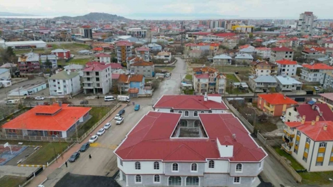 Tuşba Belediyesi, Bedesten Çarşısı’ndaki dükkanları kiraya veriyor