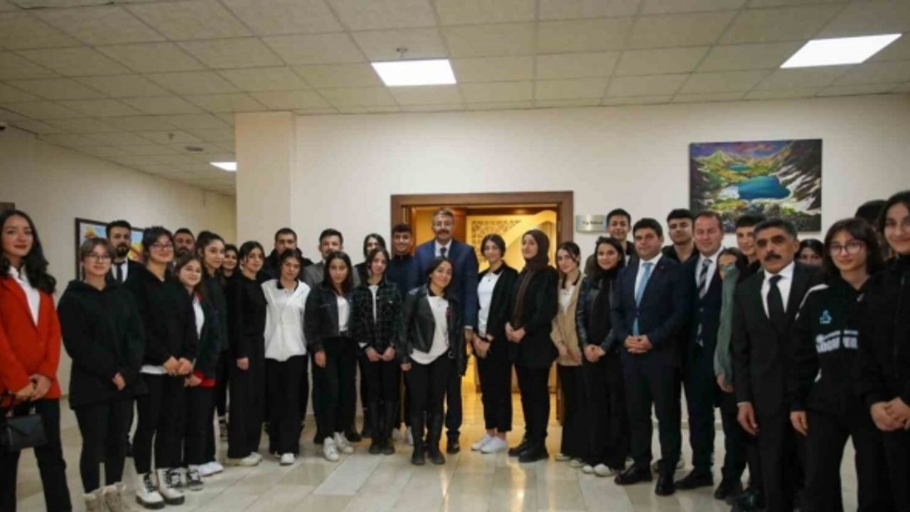 Vali Çelik "Çanakkale gezisinde dönen öğrencileri kabul etti"