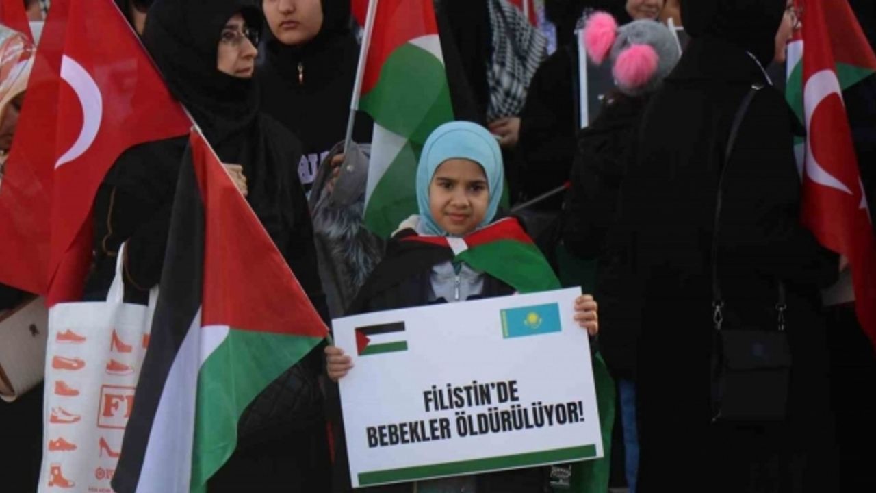 Vatandaşlar İsrail’i kınayıp Filistin’e destek için yürüdü