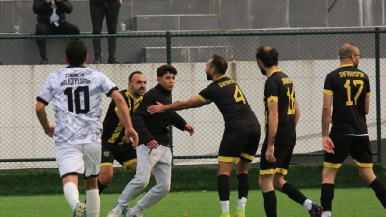 Yalova’da amatör maçlarda saha ve tribünlerde arbede