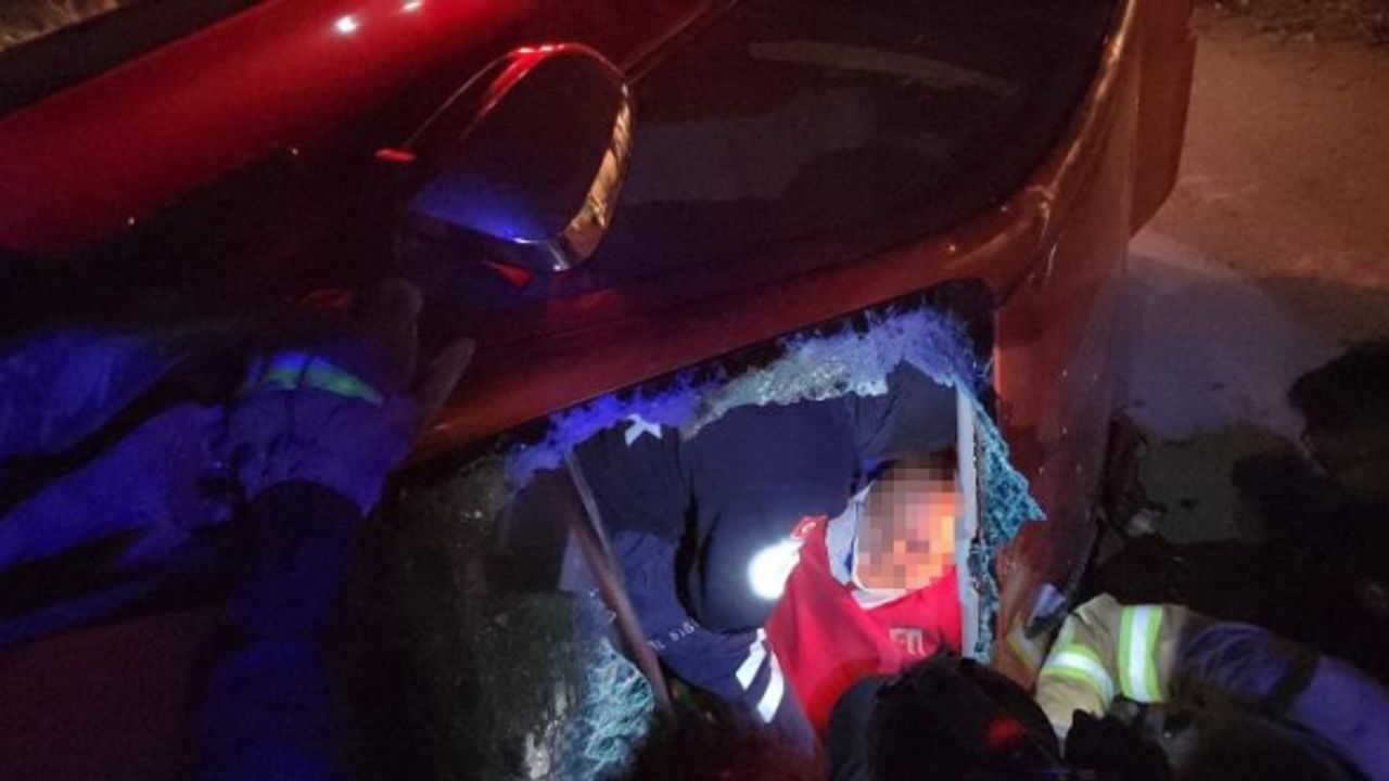 Yan yatan araçta sürücü sıkıştı, ekipler zamanla yarıştı