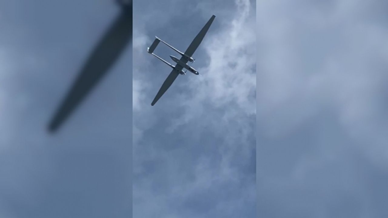 Yerli motor TEI-PD170 ile havalanan AKSUNGUR İHA’dan alçaktan gösteri uçuşu