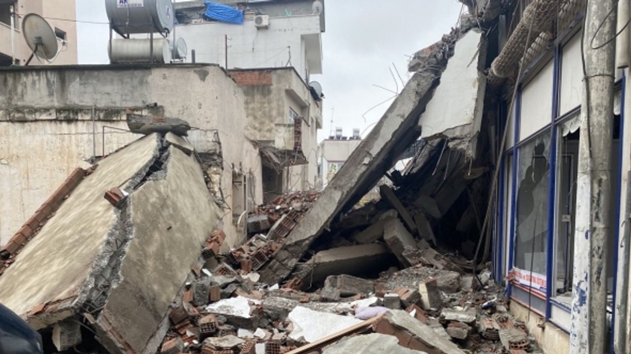Yıkımı yapılan ağır hasarlı bina, ev, iş yerleri ve park halindeki aracın üzerine devrildi