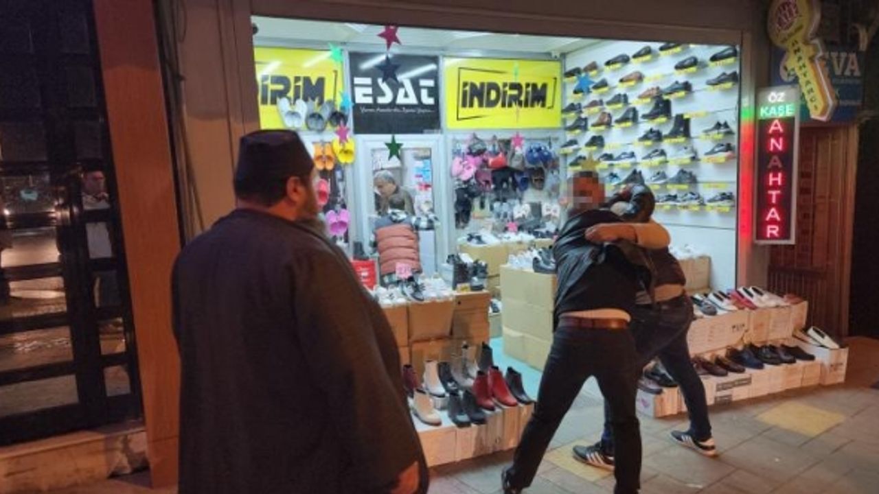 Yolda yürürken saldırıya uğradı, ayakkabı dükkanına sığınarak kurtuldu