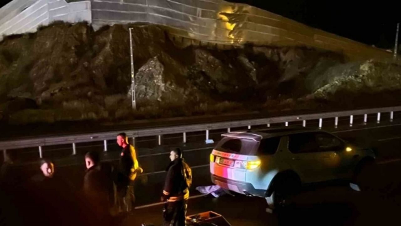 Yolun karşısına geçerken otomobilin çarptığı anne ve oğlu hayatını kaybetti