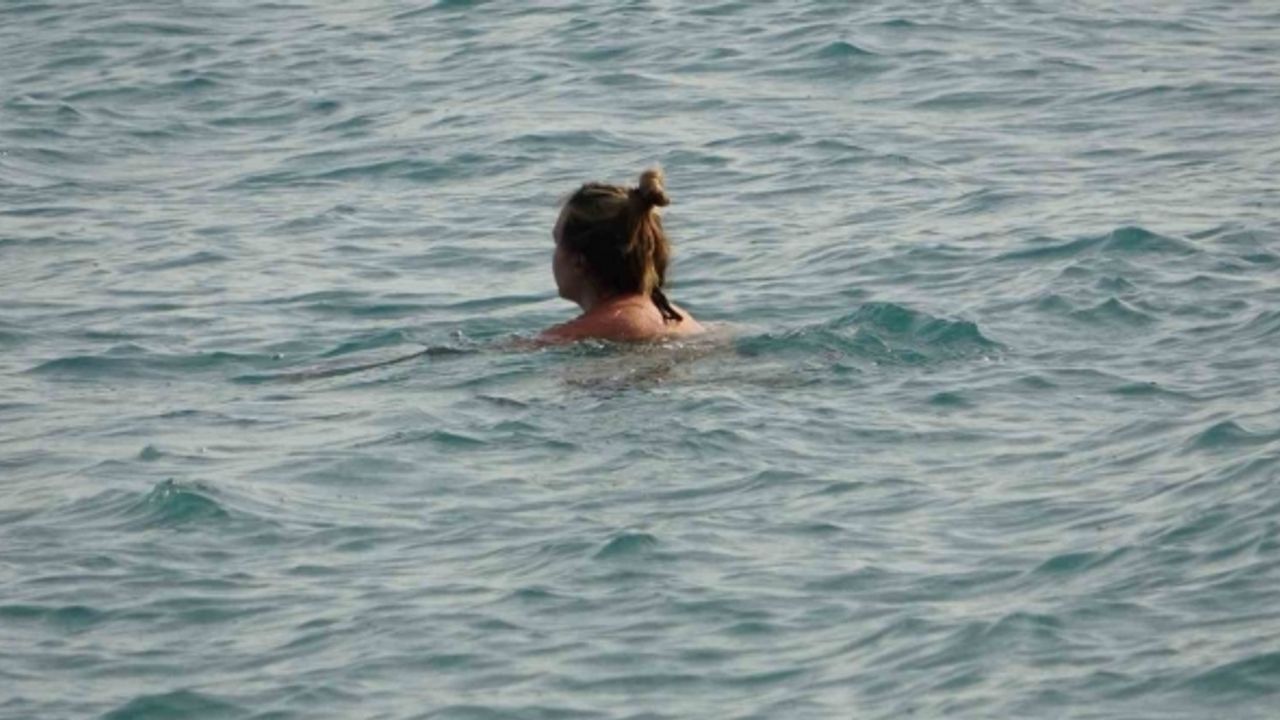 Yüksek kesimlerine kar yağarken, Antalya’nın sahillerinde deniz keyfi