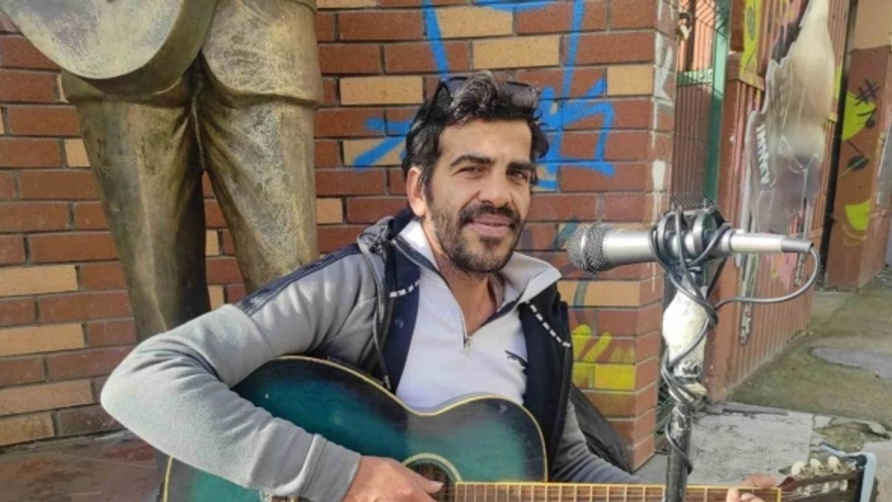 Yürüme engelli sanatçı şarkı söylemek için yaz-kış sokakta